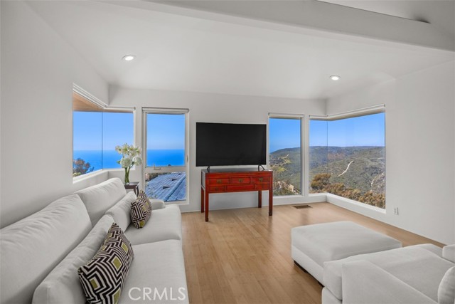 Detail Gallery Image 16 of 23 For 1415 Skyline Drive, Laguna Beach,  CA 92651 - 3 Beds | 4 Baths