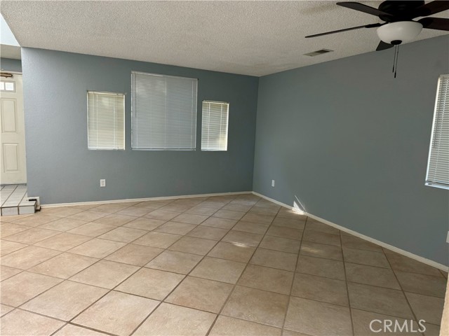 Detail Gallery Image 9 of 22 For 10850 Almond St, Adelanto,  CA 92301 - 3 Beds | 2/1 Baths