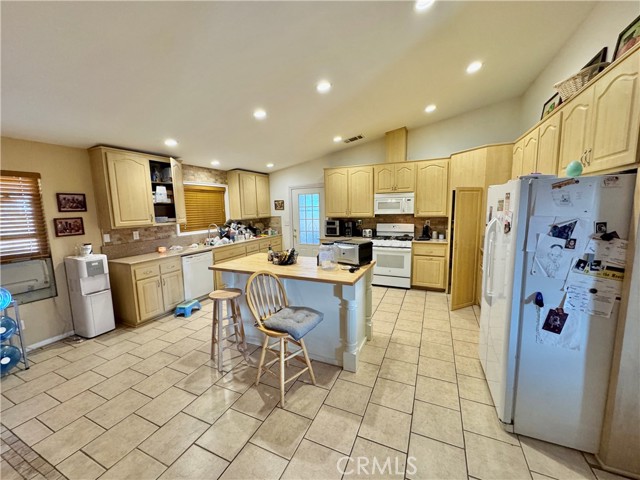 Detail Gallery Image 2 of 9 For 10656 10th Ave, Hesperia,  CA 92345 - 4 Beds | 2 Baths