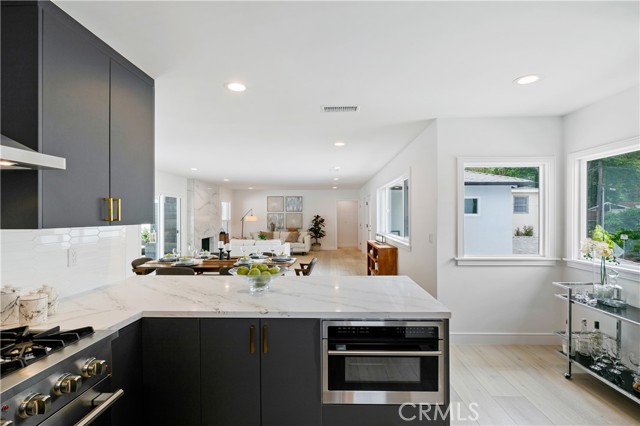 Detail Gallery Image 20 of 51 For 3900 Benedict Canyon Dr, Sherman Oaks,  CA 91423 - 3 Beds | 4 Baths