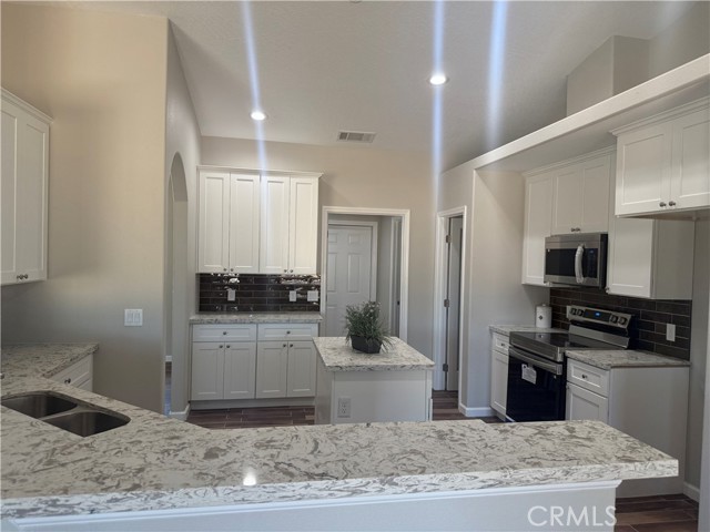 Detail Gallery Image 3 of 34 For 17995 Seaforth St, Hesperia,  CA 92345 - 4 Beds | 2/1 Baths