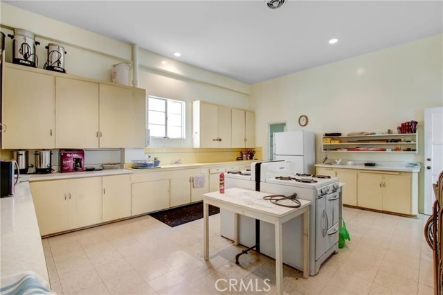 Image 40 of 46 For 724 Glenoaks Boulevard