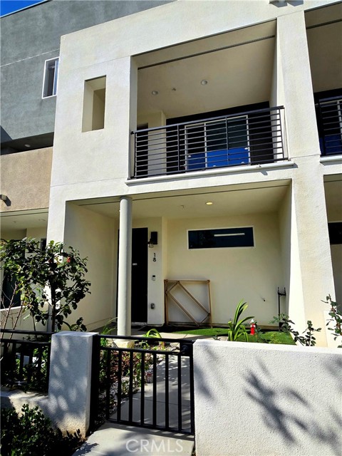 Detail Gallery Image 3 of 26 For 18 E Sunset, Long Beach,  CA 90805 - 3 Beds | 3 Baths