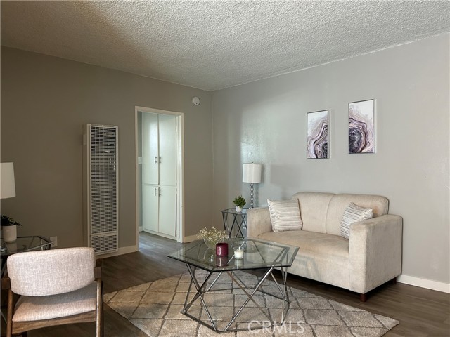 3337 S Durango Avenue, Los Angeles CA: https://media.crmls.org/medias/608c17e7-5f2e-4f4d-bac8-4b9d1909abfd.jpg