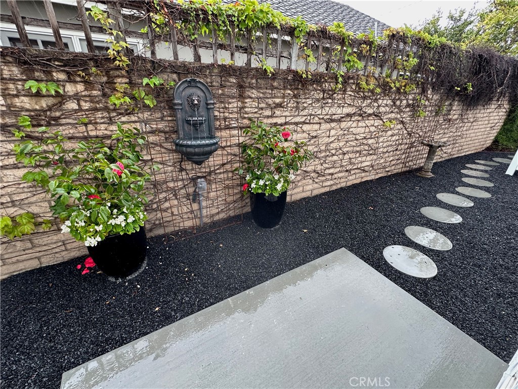 https://media.crmls.org/medias/608ddae3-7511-491e-a1a0-695faf14b2ab.jpg?preset=X-Large