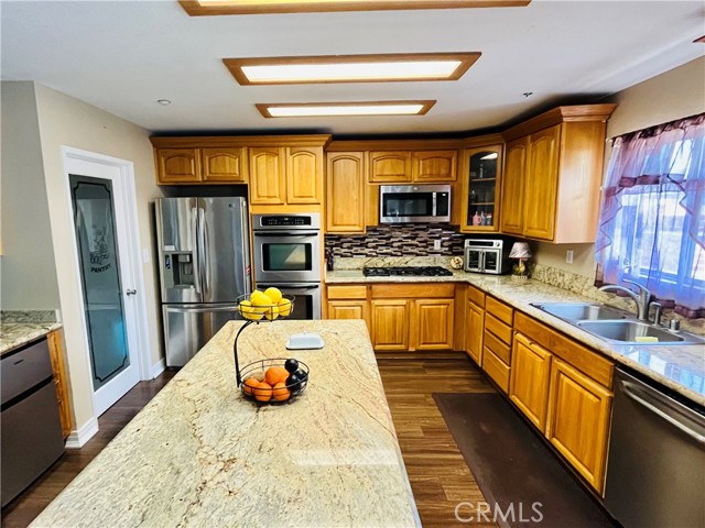 Detail Gallery Image 5 of 10 For 15629 Aerostar Ct, Fontana,  CA 92336 - 4 Beds | 2/1 Baths