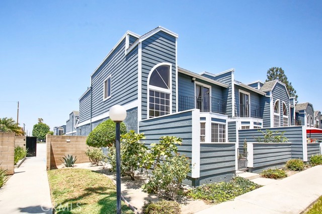 14786 Pioneer Blvd, Norwalk CA: https://media.crmls.org/medias/6094aaf7-fa5e-43f3-8d97-a615922c59b8.jpg