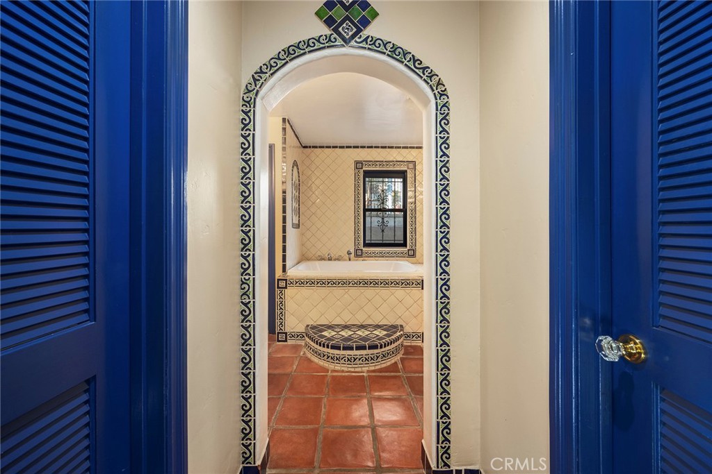 https://media.crmls.org/medias/6096cd7d-e6b0-40c3-8d0d-35f969fc2303.jpg?preset=X-Large