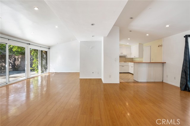 20255 Oxnard Street photo 3