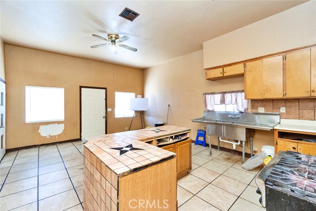 900 Sonora Street, Madera CA: https://media.crmls.org/medias/609a548c-2f5a-4f0e-859c-0328df93a0ee.jpg