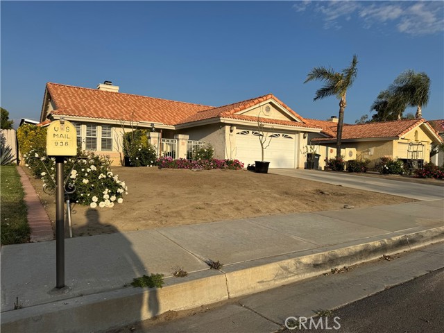 938 Gloria Drive, Hemet CA: https://media.crmls.org/medias/609d24bf-551c-4dde-b213-937858bb502f.jpg