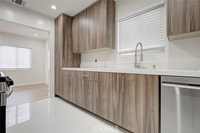 Detail Gallery Image 11 of 26 For 13327 Strathern St, North Hollywood,  CA 91605 - 3 Beds | 2 Baths