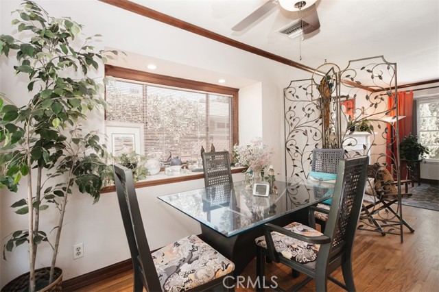 22046 Buena Ventura Street, Woodland Hills CA: https://media.crmls.org/medias/60a14cce-1f80-446c-aa57-adb8e5867f64.jpg