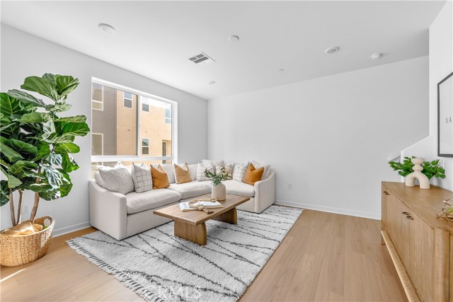 Detail Gallery Image 11 of 25 For 9423 1/2 N Sepulveda Blvd. #3,  North Hills,  CA 91343 - 2 Beds | 2/1 Baths