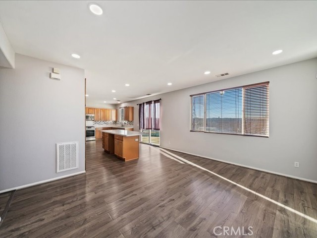 Detail Gallery Image 13 of 28 For 16764 Desert Lily, Victorville,  CA 92394 - 5 Beds | 2/1 Baths