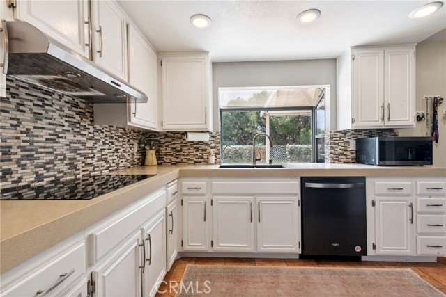 Detail Gallery Image 2 of 39 For 1355 Knoll Dr, Oceanside,  CA 92054 - 4 Beds | 3 Baths