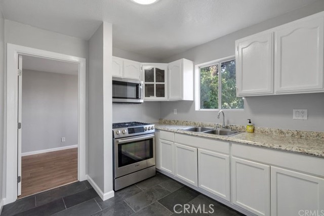 Detail Gallery Image 4 of 11 For 3430 Holyoke Dr, Los Angeles,  CA 90065 - 3 Beds | 1 Baths