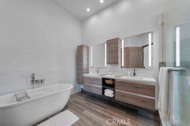 Detail Gallery Image 16 of 36 For 2713 Carnegie Ln #B,  Redondo Beach,  CA 90278 - 5 Beds | 4 Baths