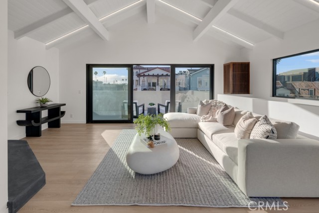 58 66th Place, Long Beach CA: https://media.crmls.org/medias/60abeb37-f66a-4f1c-92a2-f8054d2188ce.jpg