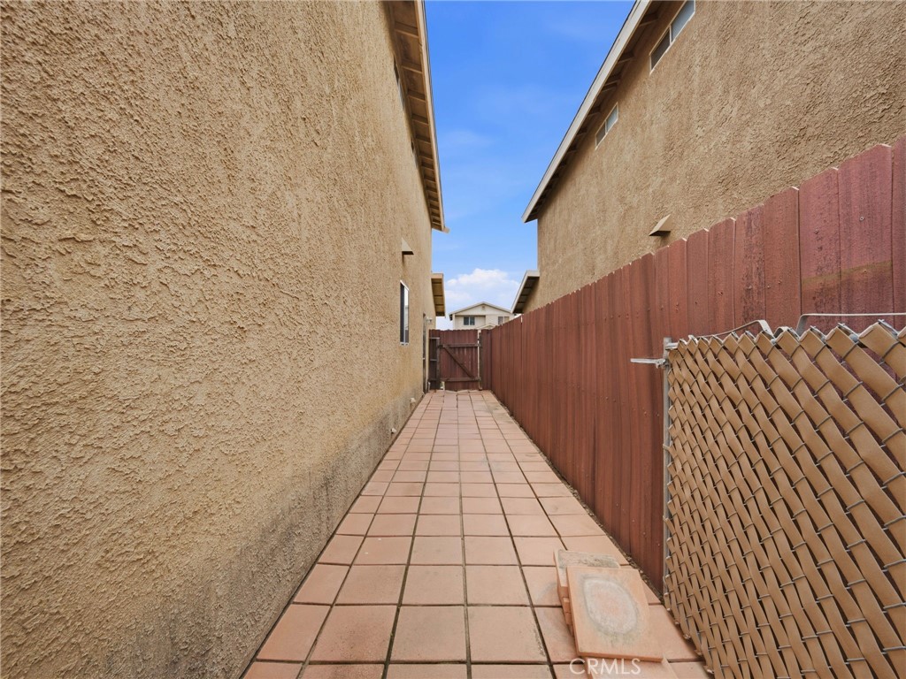 https://media.crmls.org/medias/60aee287-b494-42df-bf75-b9eb4a665ff9.jpg?preset=X-Large