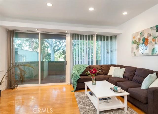 Detail Gallery Image 6 of 18 For 3625 Fredonia Dr #4,  Hollywood Hills,  CA 90068 - 2 Beds | 2 Baths