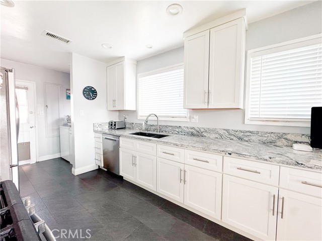 Detail Gallery Image 3 of 20 For 4344 Nipomo, Lakewood,  CA 90713 - 3 Beds | 2 Baths