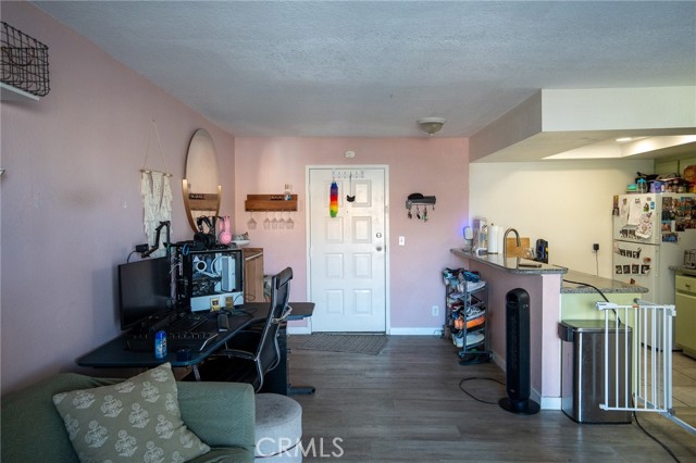 Detail Gallery Image 3 of 17 For 327 Chestnut Ave #201,  Long Beach,  CA 90802 - 2 Beds | 2 Baths