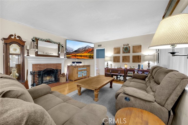 15902 Santa Fe Street, Whittier CA: https://media.crmls.org/medias/60b42369-7827-457e-95a4-5a8b3e9d79ae.jpg