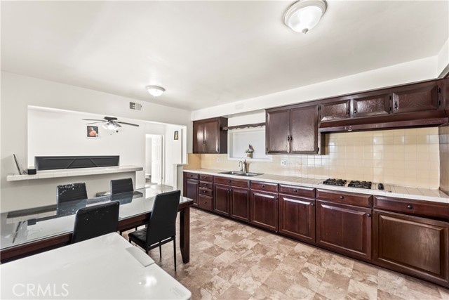 Detail Gallery Image 3 of 44 For 370 E La Verne Ave, Pomona,  CA 91767 - 5 Beds | 2 Baths