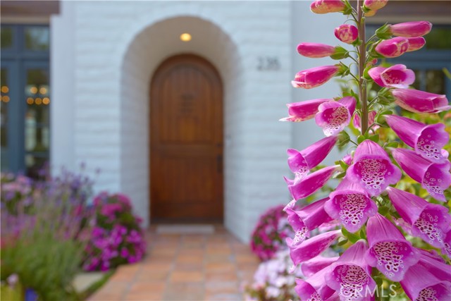 235 Poppy Avenue, Corona del Mar CA: https://media.crmls.org/medias/60b5e75e-98f3-4307-bba7-23cba8662011.jpg