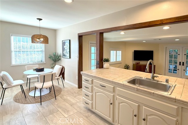 406 University Avenue, Burbank CA: https://media.crmls.org/medias/60b6089a-4261-4fa9-bbd6-129c6f893258.jpg