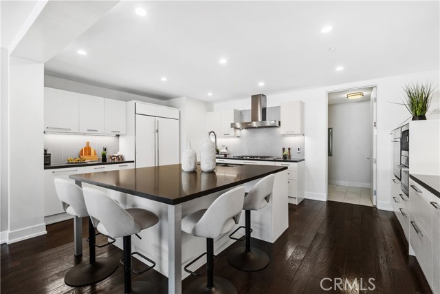 Detail Gallery Image 4 of 24 For 432 N Oakhurst Dr #503,  Beverly Hills,  CA 90210 - 2 Beds | 2/1 Baths