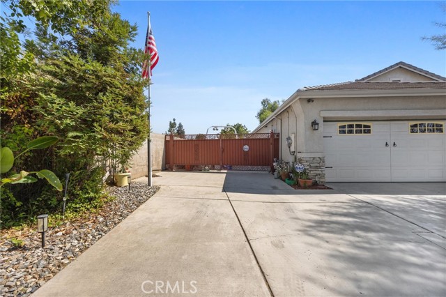 5510 Edge Water Court, Bakersfield CA: https://media.crmls.org/medias/60b766a4-0dd6-48f1-b884-2fd089a38724.jpg