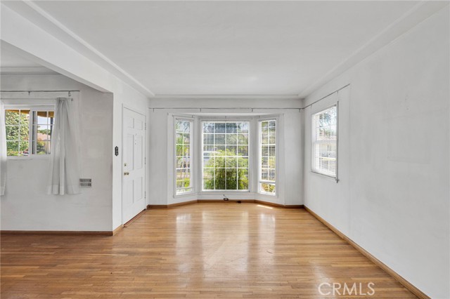 10125 Annetta Ave., South Gate CA: https://media.crmls.org/medias/60b90b6b-6bc2-4cc2-8809-f953eef8eb25.jpg