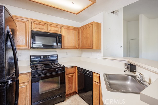 Detail Gallery Image 4 of 22 For 2588 Avenida Del Vista #204,  Corona,  CA 92882 - 2 Beds | 2 Baths