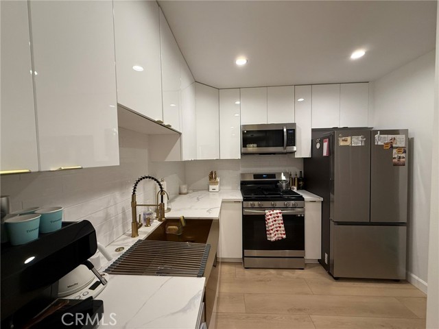 Detail Gallery Image 14 of 27 For 22139 Burbank, Woodland Hills,  CA 91367 - 2 Beds | 2 Baths