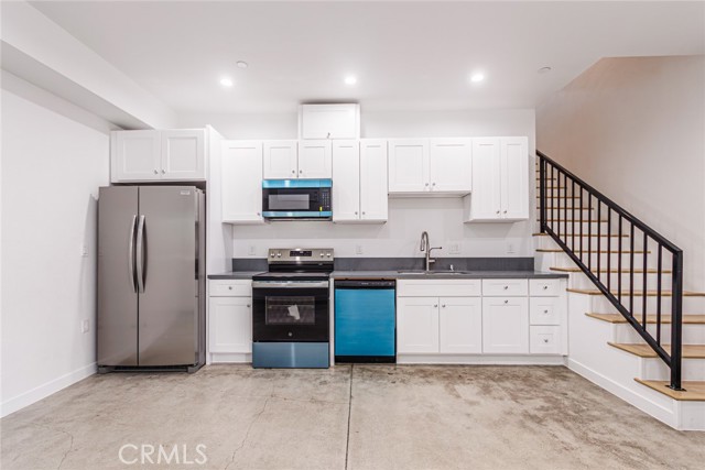 Detail Gallery Image 3 of 27 For 11839 1/2 Runnymede, North Hollywood,  CA 91605 - 4 Beds | 4 Baths