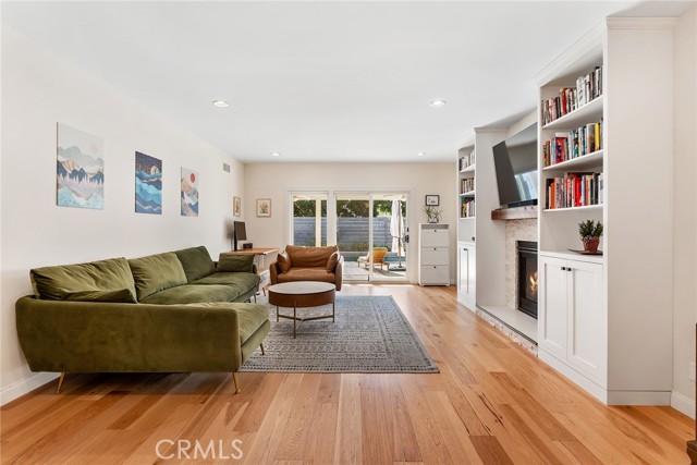 Detail Gallery Image 8 of 46 For 23642 Oxnard St, Woodland Hills,  CA 91367 - 3 Beds | 3 Baths