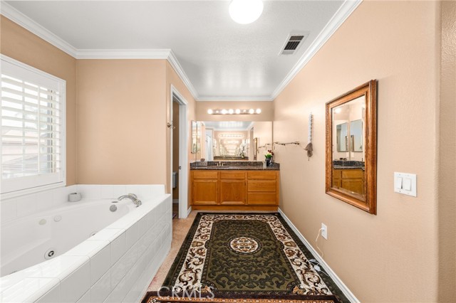 14037 Hollywood Avenue, Eastvale CA: https://media.crmls.org/medias/60be81e7-d1f2-4149-9ad3-8f6efab92d25.jpg