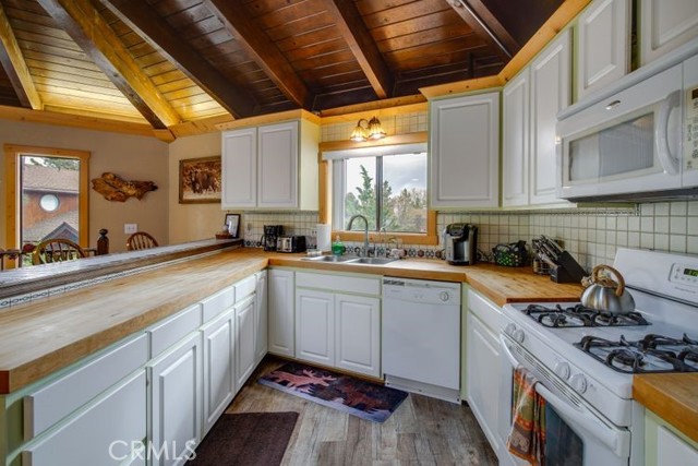 676 Butte Avenue, Big Bear City CA: https://media.crmls.org/medias/60beacc8-376a-440b-aee7-85bfe046e38e.jpg