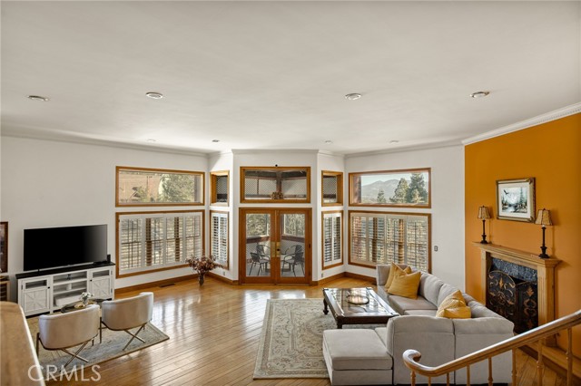 Detail Gallery Image 4 of 50 For 971 Grass Valley, Lake Arrowhead,  CA 92352 - 3 Beds | 4 Baths