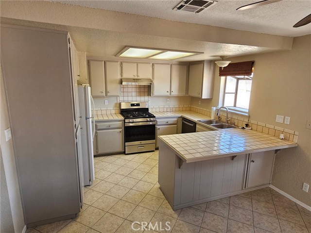 19171 Carlisle Road, Apple Valley CA: https://media.crmls.org/medias/60c317a9-1313-4460-8291-42e13590c4e9.jpg
