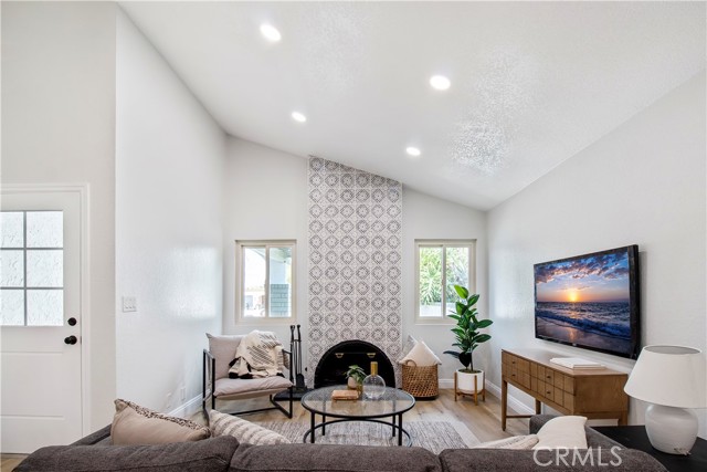 Detail Gallery Image 5 of 14 For 1019 Meadowview Ct, Corona,  CA 92878 - 4 Beds | 2 Baths