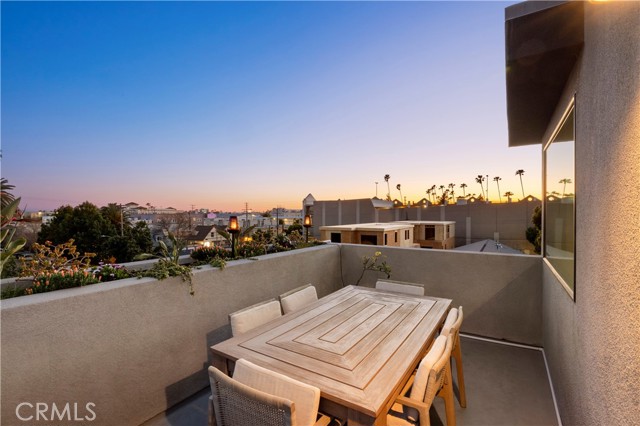 922 N Ridgewood Pl, Los Angeles CA: https://media.crmls.org/medias/60c696b3-6aa3-4cf5-9c8f-84816454b1e2.jpg