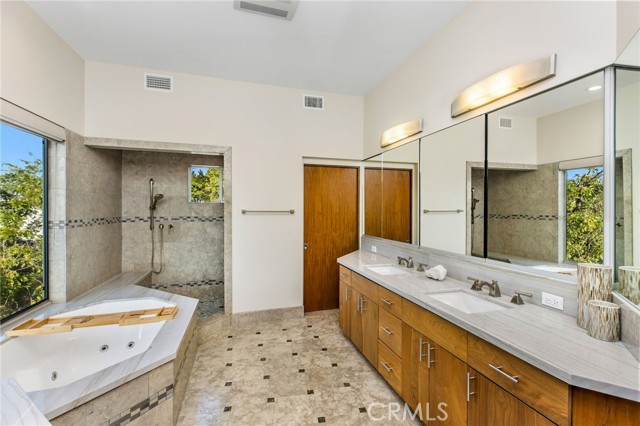 Detail Gallery Image 14 of 31 For 11527 Dona Dolores Pl, Studio City,  CA 91604 - 6 Beds | 7/1 Baths