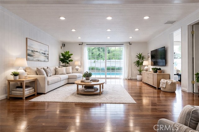 Detail Gallery Image 12 of 23 For 5517 Woodman Ave., Sherman Oaks,  CA 91401 - 4 Beds | 3 Baths