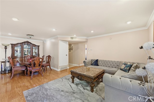 Detail Gallery Image 3 of 13 For 15010 Victory Blvd #101,  Van Nuys,  CA 91411 - 2 Beds | 2 Baths