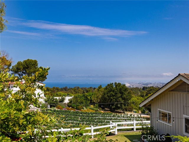 5046 Range Horse Lane, Rolling Hills Estates CA: https://media.crmls.org/medias/60cc08c0-846d-47c2-820e-de3e815202cb.jpg