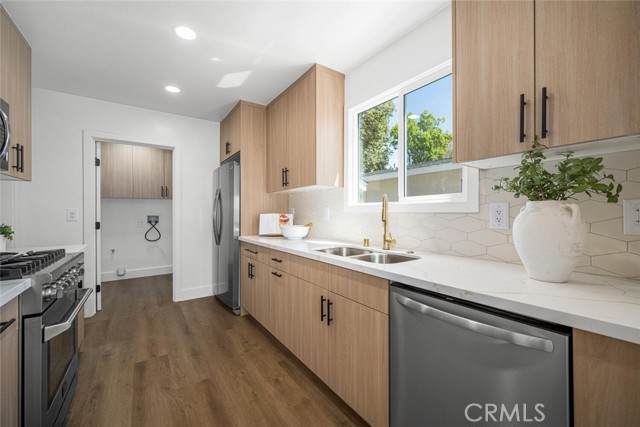 Detail Gallery Image 5 of 24 For 2511 Nipomo Ave, Long Beach,  CA 90815 - 3 Beds | 2 Baths