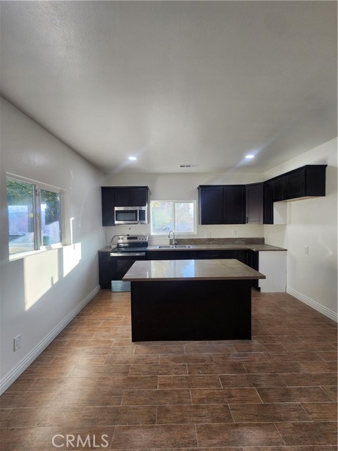 Detail Gallery Image 14 of 20 For 19380 Quebec Ave, Corona,  CA 92881 - 2 Beds | 2 Baths